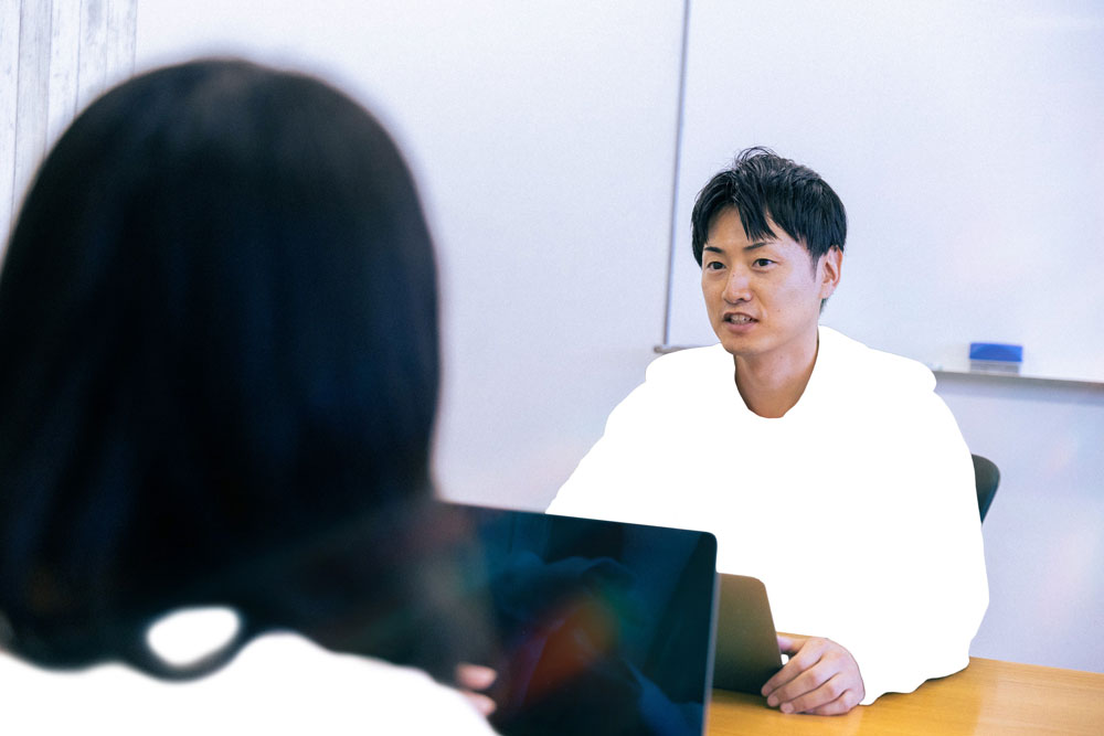 育成研修や1on1が行われるホワイトプラスの職場の様子