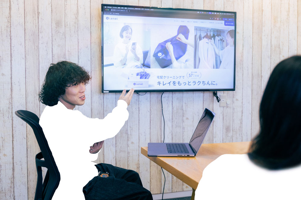 デジタルスクリーンで作業するホワイトプラス社員