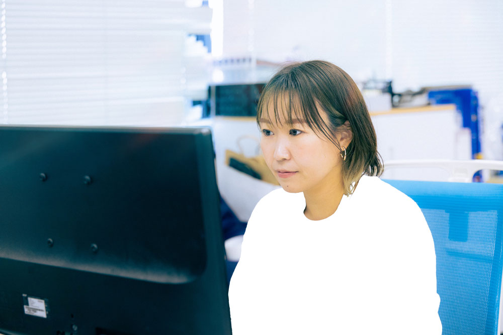 PC作業中のホワイトプラス社員